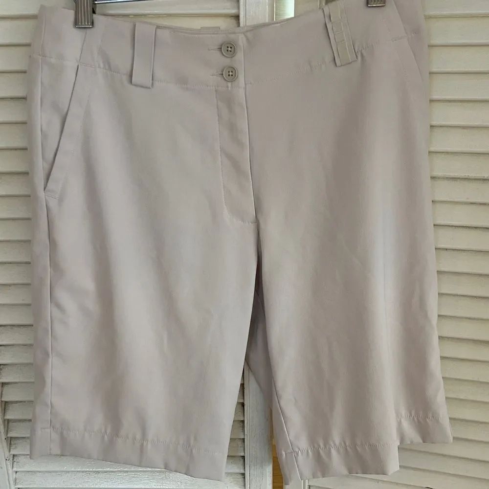Nike Golf ⛳️ Women's Stone Gray Bermudas Soft. Pockets 4 your gear ⚙️ Just do it